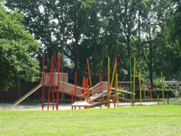 <p><strong>Umgestaltung des Friedensparks in Leverkusen</strong></p><p>Kinderspielstation im "Regenbogenland"</p>